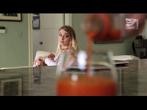 ❤️ Titi handiak eta puxa estua dituen neska beroa galtzailetik oilarra lortzen du, baina oso gogorra Porno ederra gugan ❌️❤