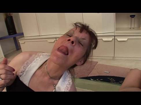 ❤️ Bi amona eta aitona batek hirukotea dute Porno ederra gugan ❌️❤